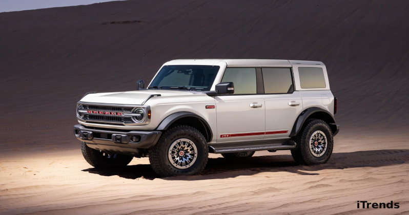 نمای جانبی از Ford Bronco 2026 نسخه ویژه شصتمین سالگرد در بیابان