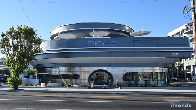 نمایی از دینر تسلا با طراحی آینده‌نگرانه