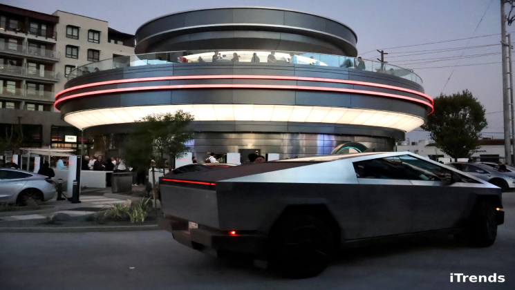 Diner تسلا با ایستگاه شارژ در لس‌آنجلس