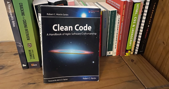 جلد کتاب «Clean Code» رابرت سی. مارتین روی قفسه‌ای از کتاب‌های برنامه‌نویسی
