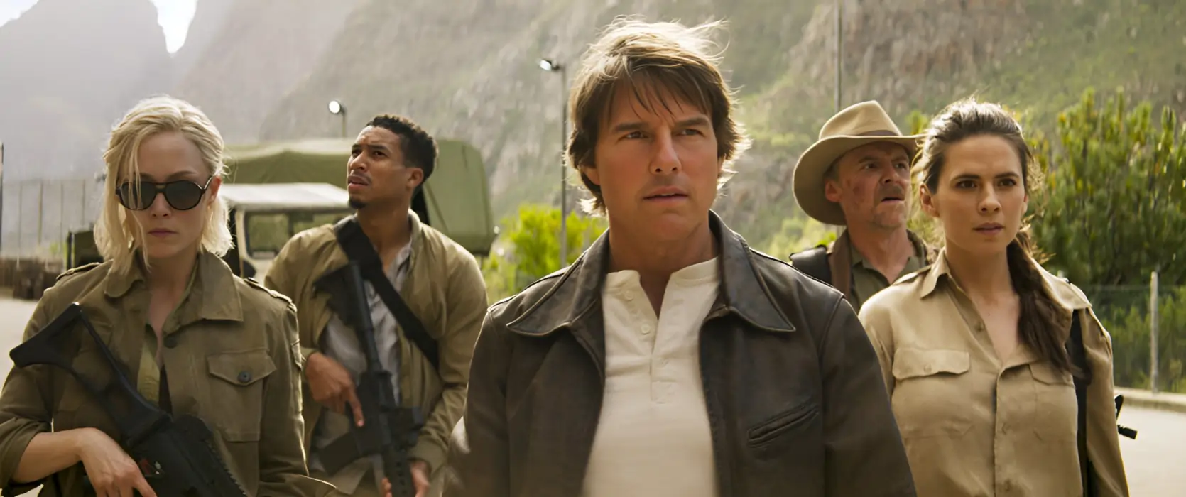 تام کروز در نقش ایتن هانت به همراه گروه مأموران IMF در فیلم ماموریت غیرممکن ۸: تسویه حساب مرگبار – قسمت دوم