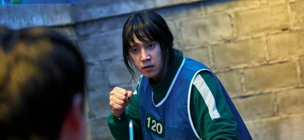 پارک سونگ‌هون در نقش هیون‌جو در فصل سوم Squid Game، آماده‌ی درگیری در صحنه‌ای پرتنش و احساسی