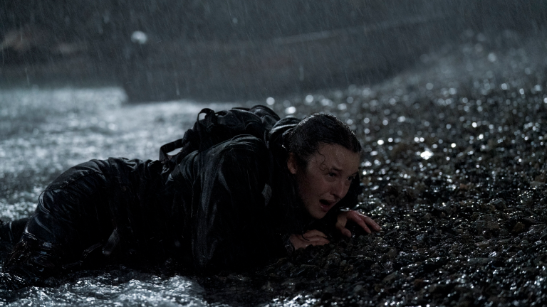 الی در سکانسی نفس‌گیر در ساحل بارانی؛ نمایی از اپیزود Convergence فصل دوم The Last of Us