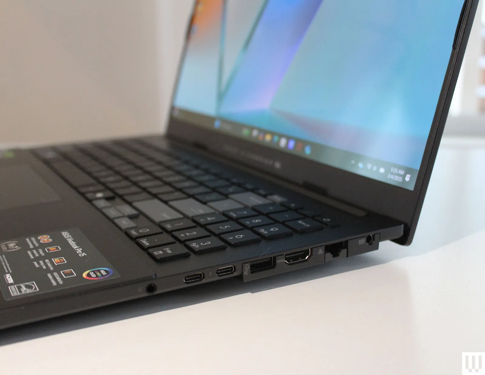 نمای نزدیک از پورت‌های سمت راست لپ‌تاپ Asus Vivobook Pro 15 شامل HDMI، USB-C، Thunderbolt، اترنت و ورودی شارژ