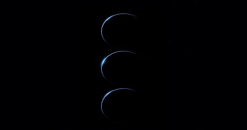 تیزر رسمی گلکسی Z Fold7 با تأکید بر دوربین‌های هوش مصنوعی در قالب سه نیم‌دایره نورانی روی پس‌زمینه‌ی تاریک