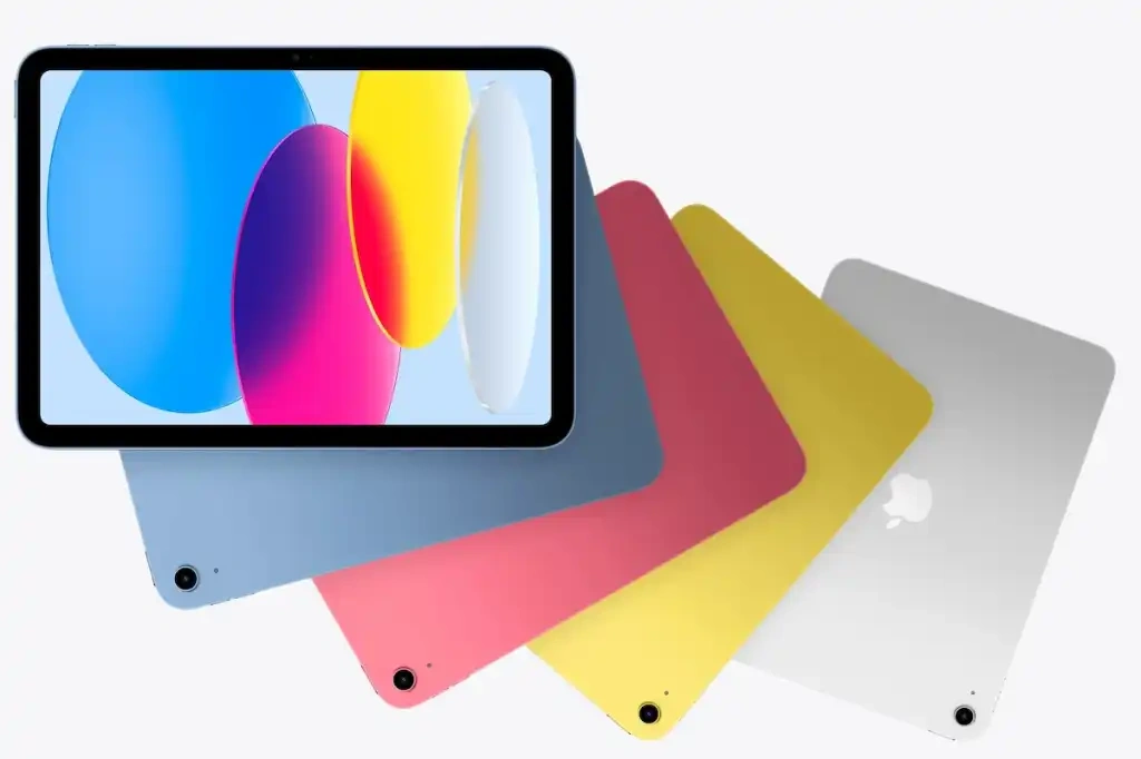 نمایی از iPad 2025 در حال استفاده روی میز
