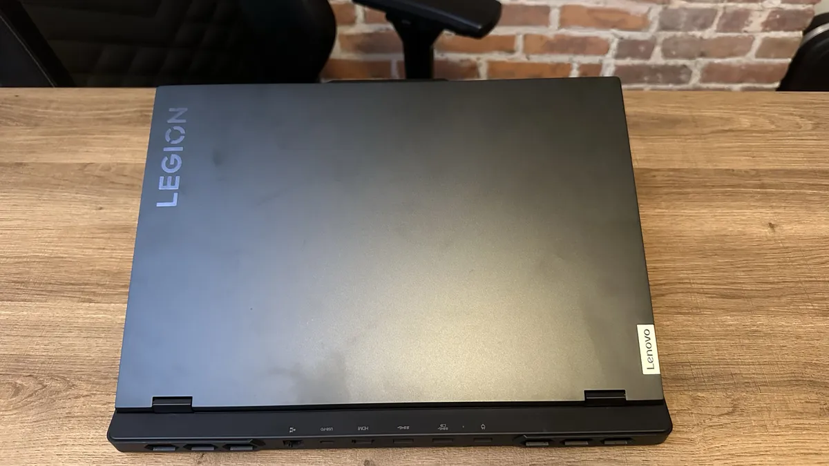 نمای بالا از لپ‌تاپ گیمینگ Lenovo Legion Pro 7i Gen 9 روی میز چوبی
