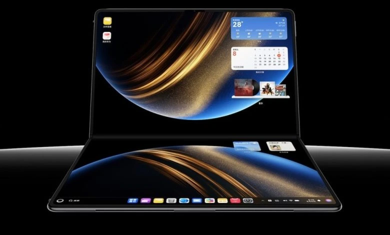 تصویر نمایشگر بزرگ و تاشوی Huawei MateBook Fold Ultimate در حالت نیمه‌ باز با رابط کاربری سیستم‌عامل اختصاصی هواوی و طراحی مدرن