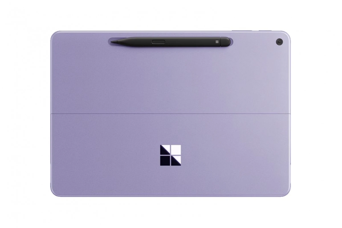 نمای پشتی Surface Pro 12 به رنگ بنفش، همراه با قلم Slim Pen متصل به بخش بالایی دستگاه
