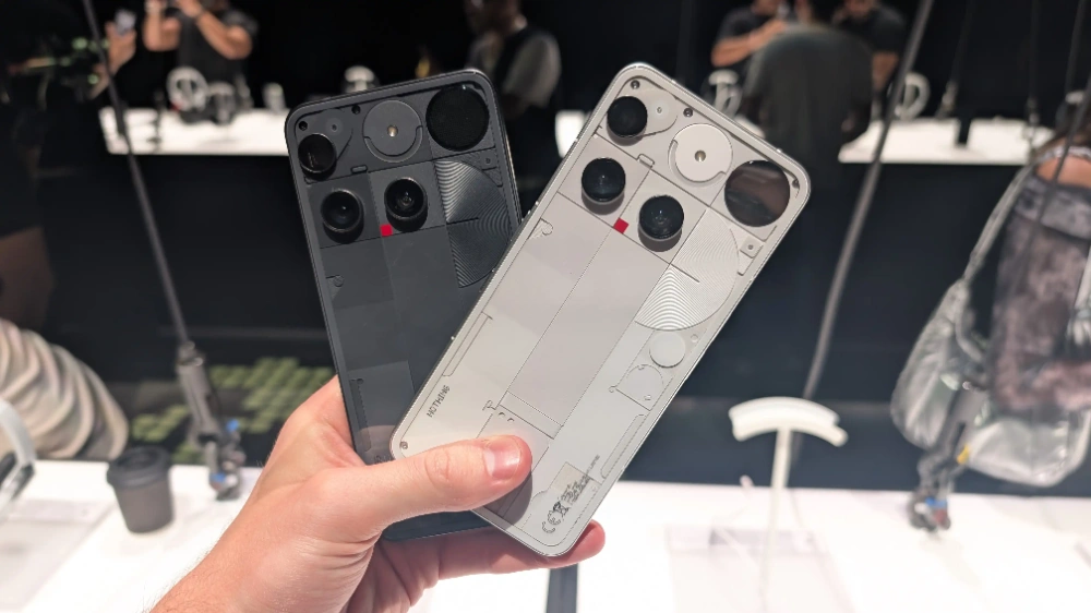 مقایسه دو رنگ مشکی و سفید گوشی Nothing Phone 3 از نمای پشتی با طراحی شفاف و نورپردازی گلیف