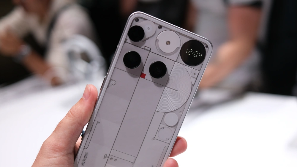 نمایی نزدیک از پنل پشتی Nothing Phone 3 با طراحی شفاف و نورپردازی گلیف