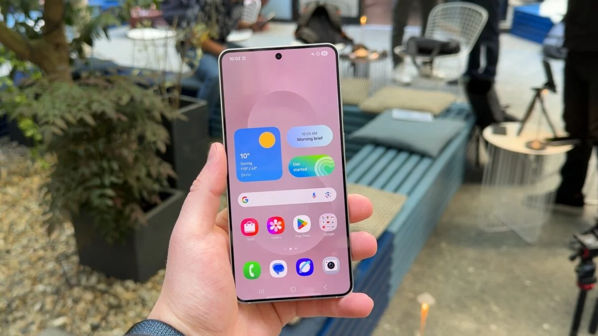 گلکسی S25 Edge در دست کاربر با نمایش صفحه‌ اصلی One UI؛ محیط بیرونی با نور طبیعی و رابط گرافیکی جدید