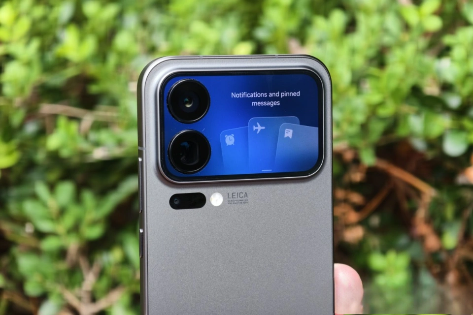 نمایشگر پشتی ۲.۹ اینچی Xiaomi 17 Pro Max در کنار ماژول دوربین