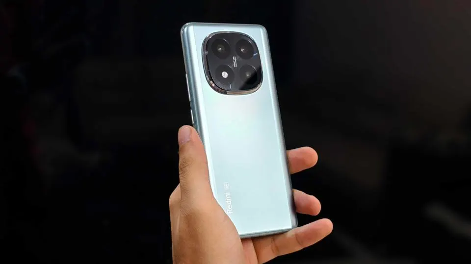 نمای نزدیک از قاب پشتی Redmi Note 14 Pro+ با طراحی شیشه‌ای و دوربین سه‌گانه