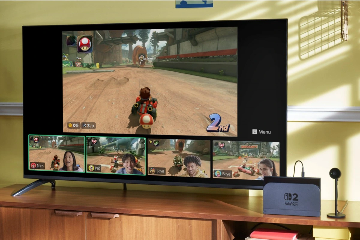 نمایی از بازی Mario Kart World که روی صفحه تلویزیون متصل به داک Nintendo Switch 2 اجرا می‌شود و بازیکنان به صورت آنلاین در حال مسابقه هستند