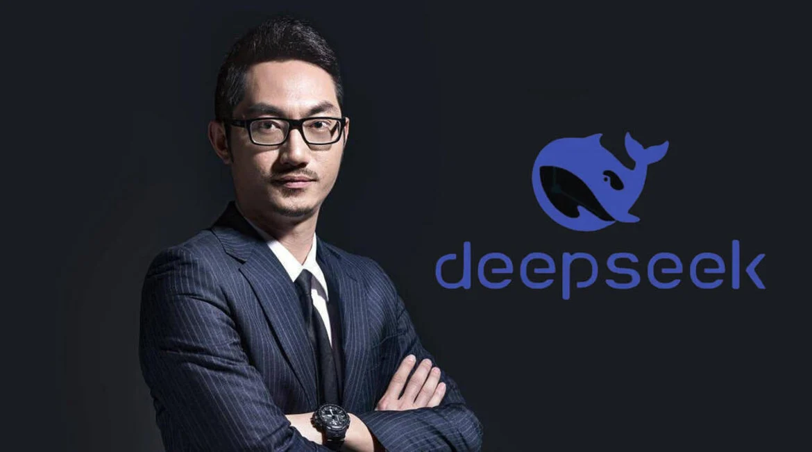لیانگ ونفنگ، بنیان‌گذار و مدیرعامل دیپ‌سیک (DeepSeek) در کنار لوگوی شرکت؛ استارتاپ هوش مصنوعی پیشرو در چین