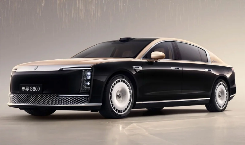 نمای جلو خودروی لوکس Huawei Maextro S800 در رنگ مشکی و طلایی