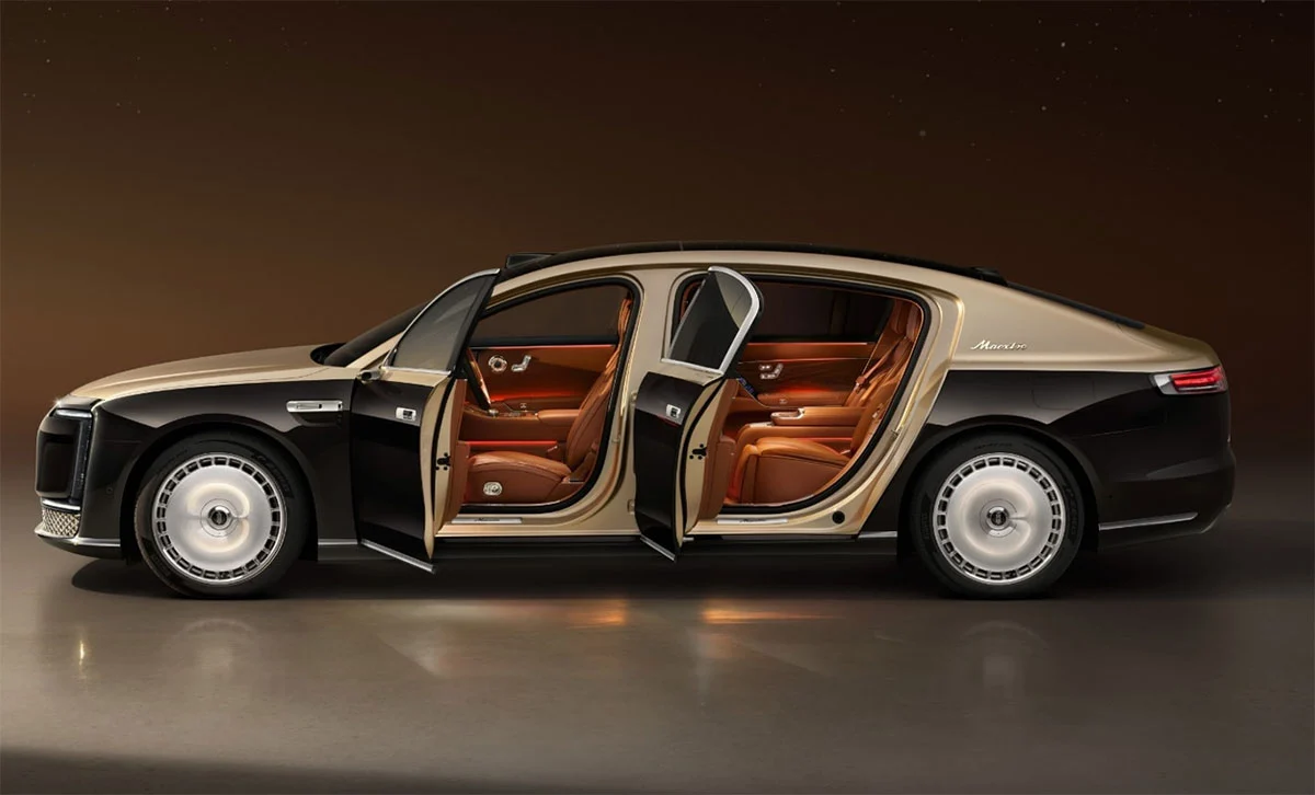 نمای جانبی Maextro S800 با درهای باز؛ نمایش فضای داخلی لوکس و صندلی‌های ردیف عقب مستقل