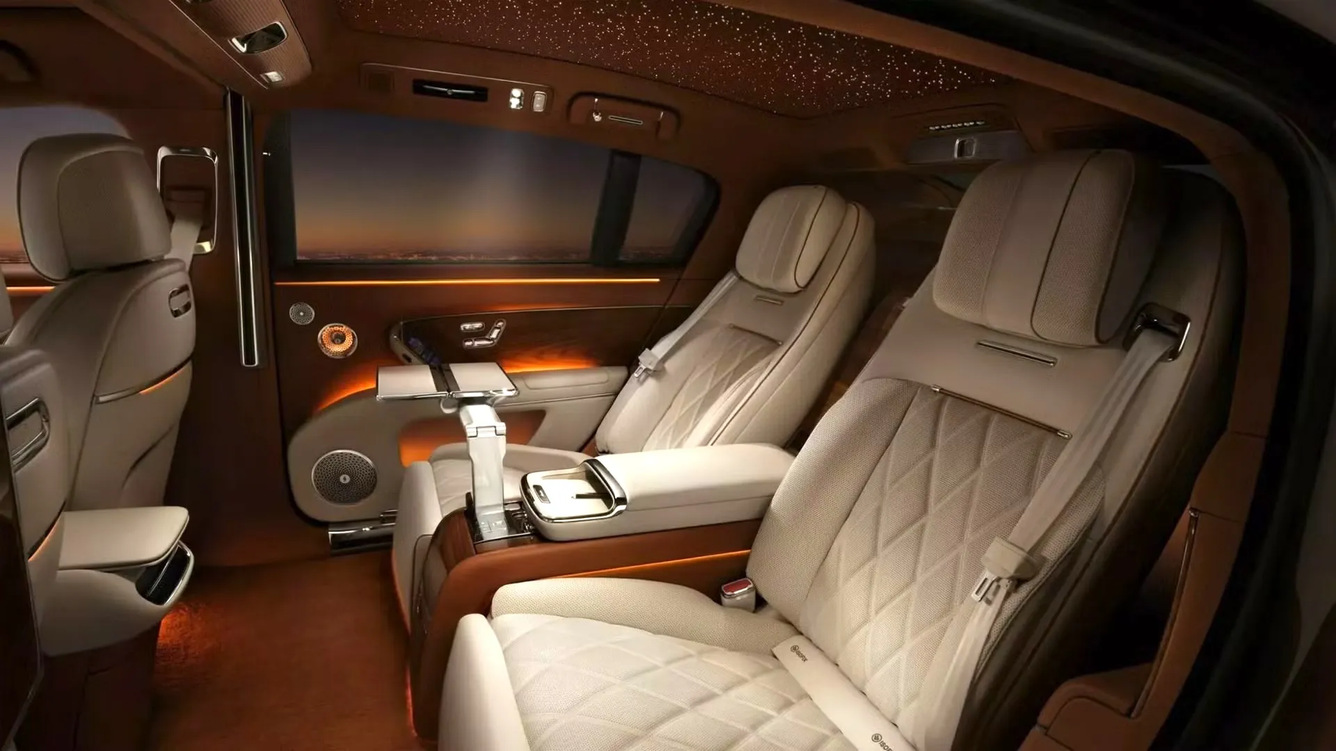 نمای نزدیک از صندلی‌های ردیف عقب Maextro S800؛ طراحی لوکس، فضای خصوصی و نورپردازی ستاره‌ای سقف