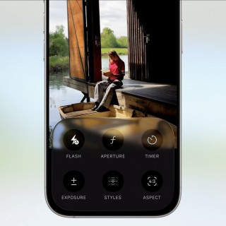 نمایی از رابط جدید اپ دوربین در iOS 26 با دسترسی سریع به تنظیمات نوردهی، فلاش، دیافراگم و تایمر