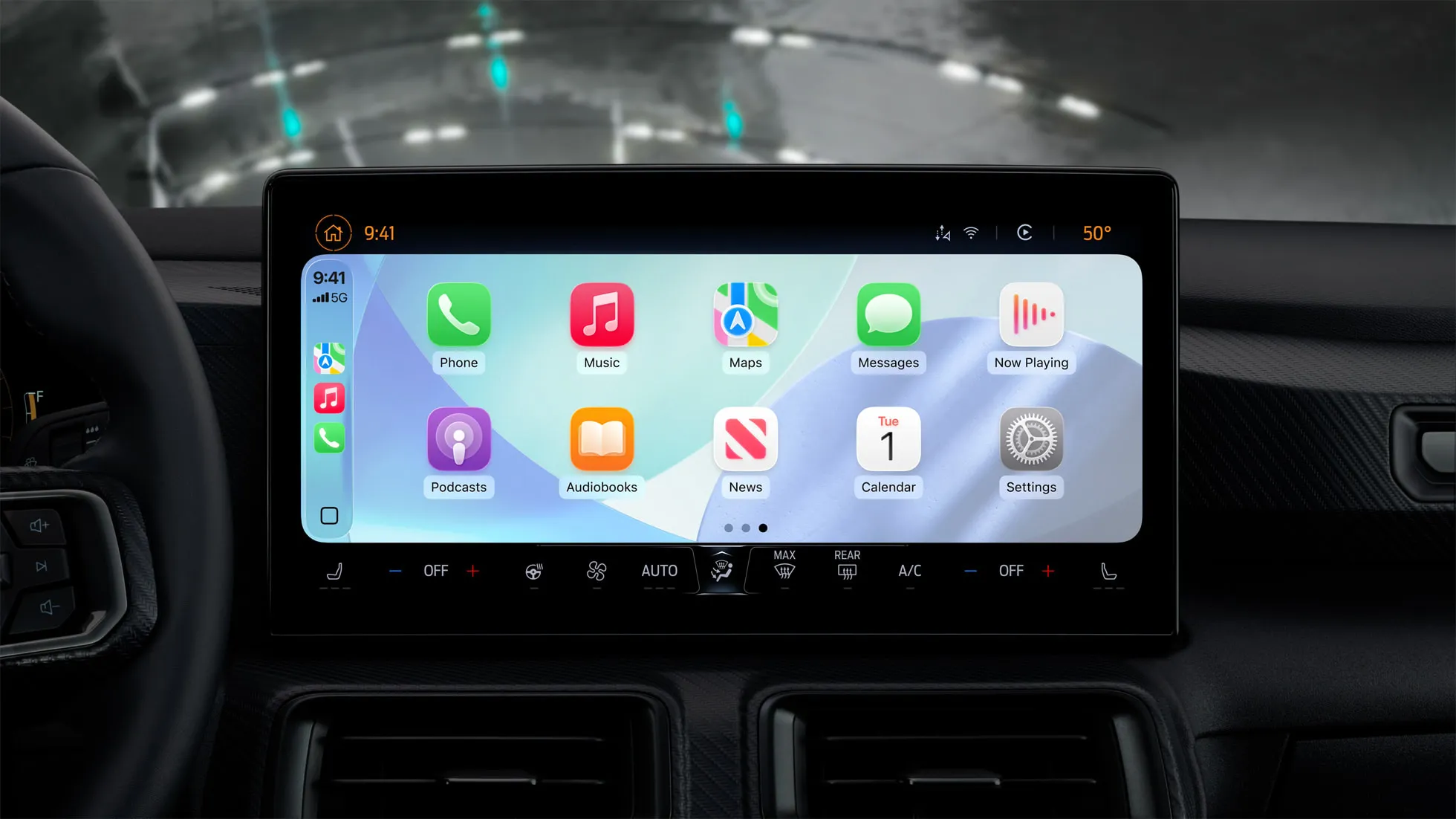 نمایی از رابط جدید CarPlay در iOS 26 با طراحی شفاف Liquid Glass و حالت روشن فعال‌شده
