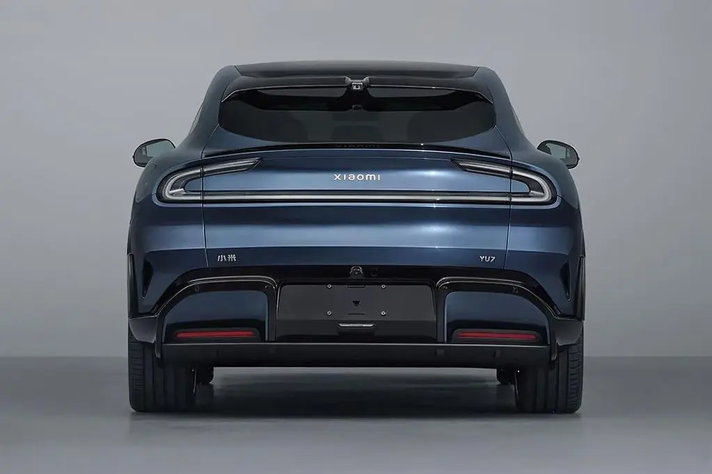 نمای عقب شیائومی YU7 آبی با طراحی چراغ پیوسته و سبک کوپه اسپرت در استودیو
