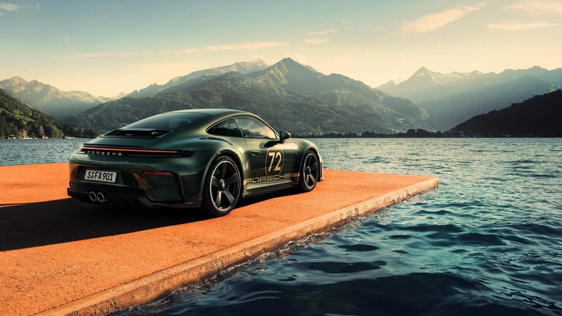 نمای عقب پورشه 911 GT3 90 F.A. Porsche مدل ۲۰۲۷ با رنگ سبز متالیک ویژه