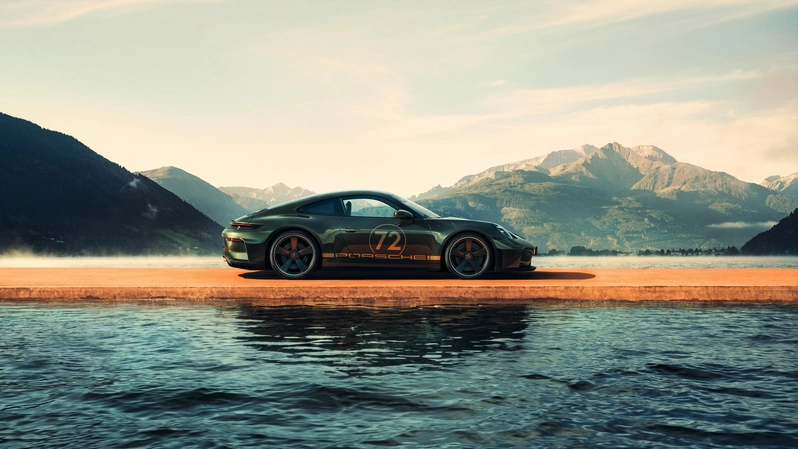 نمای جانبی پورشه 911 GT3 90 F.A. Porsche با طرح‌های اختصاصی و رنگ سبز متالیک