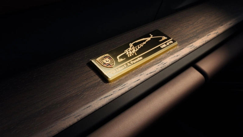 پلاک اختصاصی داخل کابین پورشه 911 GT3 90 F.A. Porsche با عبارت One of 90 و امضای F.A.