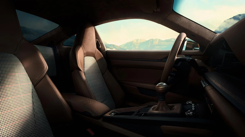 صندلی‌های پورشه 911 GT3 90 F.A. Porsche با پارچه طرح‌دار الهام‌گرفته از پوشش کلاسیک