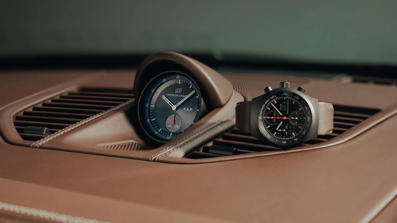 ساعت اختصاصی Porsche Design Chronograph 1 در کنار ساعت داشبورد با نشان F.A.P در پورشه 911 GT3 90 F.A. Porsche