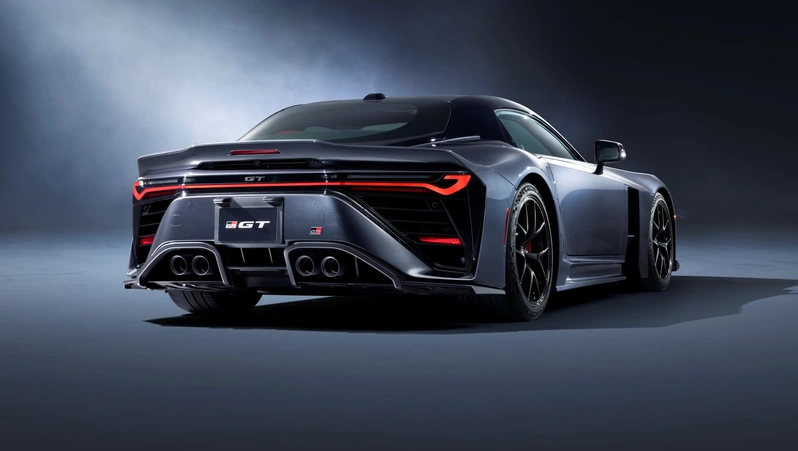 نمای عقب تویوتا GR GT با چراغ‌های کشیده و خروجی‌های اگزوز؛ طراحی مفهومی سوپرکار جدید GR