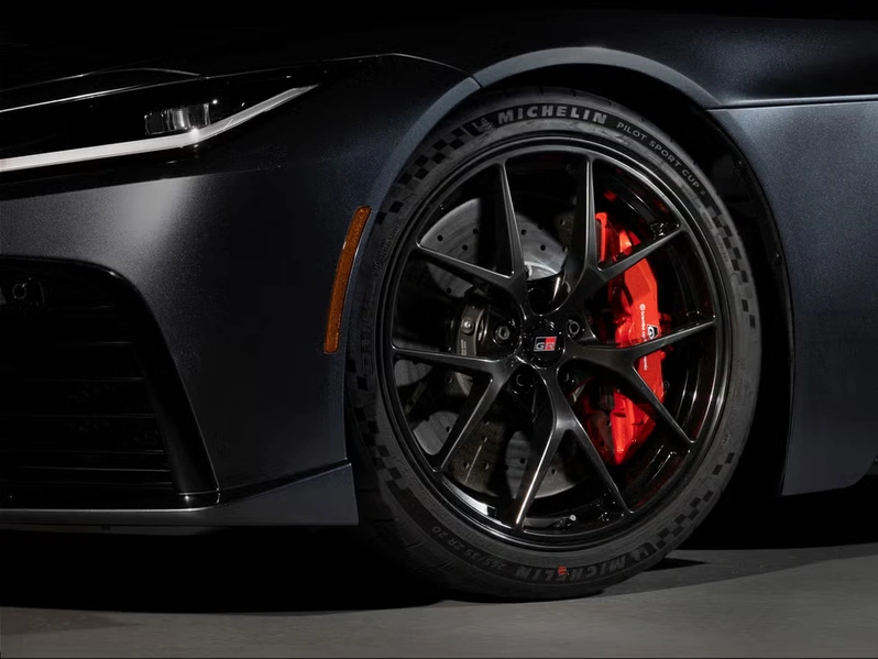 نمای نزدیک از چرخ و ترمز کربن-سرامیکی تویوتا GR GT با تایر Michelin Pilot Sport Cup 2