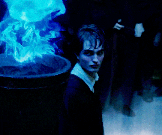 سدریک دیگوری در کنار جام آتش در فیلم «هری پاتر و جام آتش»