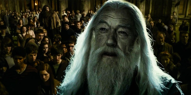 پروفسور دامبلدور در جمع دانش‌آموزان هاگوارتز؛ لحظه خداحافظی قبل از مرگ که مراسم تشییع آن در فیلم حذف شد