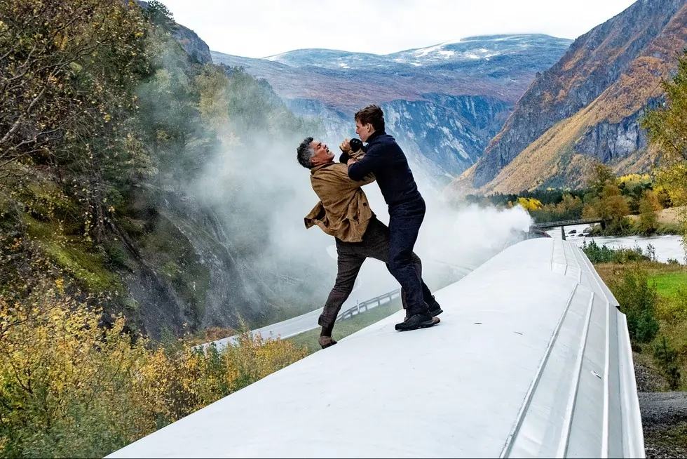 صحنه درگیری تام کروز روی سقف قطار در فیلم ماموریت غیرممکن: حساب نهایی (2025)