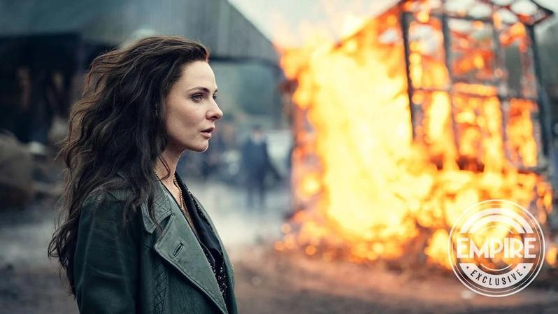 اولین تصویر از ربکا فرگوسن در فیلم Peaky Blinders: The Immortal Man در نقش Kaulo؛ نمایی سینمایی با فضای تاریک و آتش در پس‌زمینه