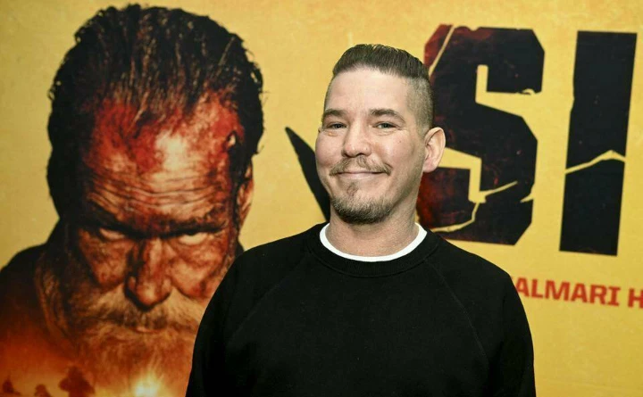 یالماری هلاندر، کارگردان فیلم Sisu و پروژه جدید John Rambo، در مقابل پوستر فیلم Sisu