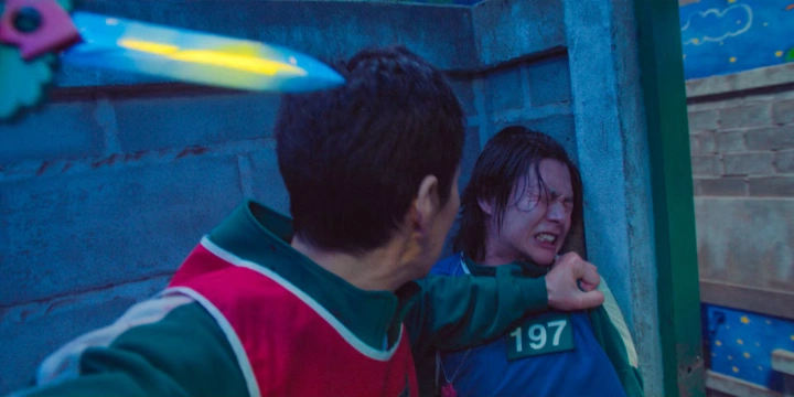 صحنه‌ای از بازی قایم‌باشک مرگبار در فصل سوم Squid Game با درگیری خونین بین بازیکنان، شامل هیون‌جو با شماره ۱۹۷