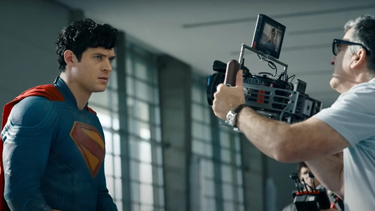 دیوید کورنس‌وت در لباس سوپرمن هنگام فیلم‌برداری فیلم Superman 2025 در پشت صحنه