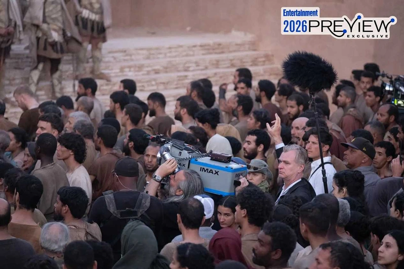 کریستوفر نولان در پشت صحنه فیلم ادیسه کنار دوربین IMAX