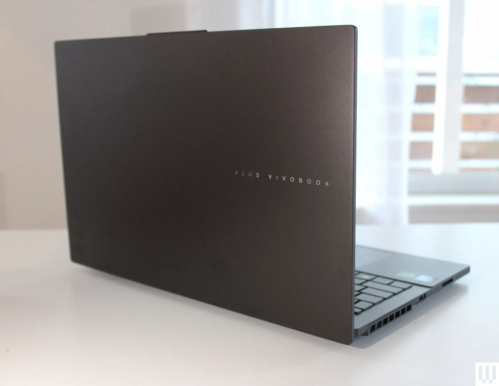 نمای پشتی لپ‌تاپ Asus Vivobook Pro 15 با طراحی مینیمال و رنگ خاکستری مات