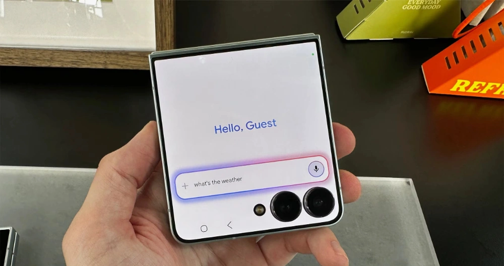 نمایی نزدیک از نمایشگر بیرونی Galaxy Z Flip 7 در حال اجرای دستیار صوتی هوش مصنوعی Gemini