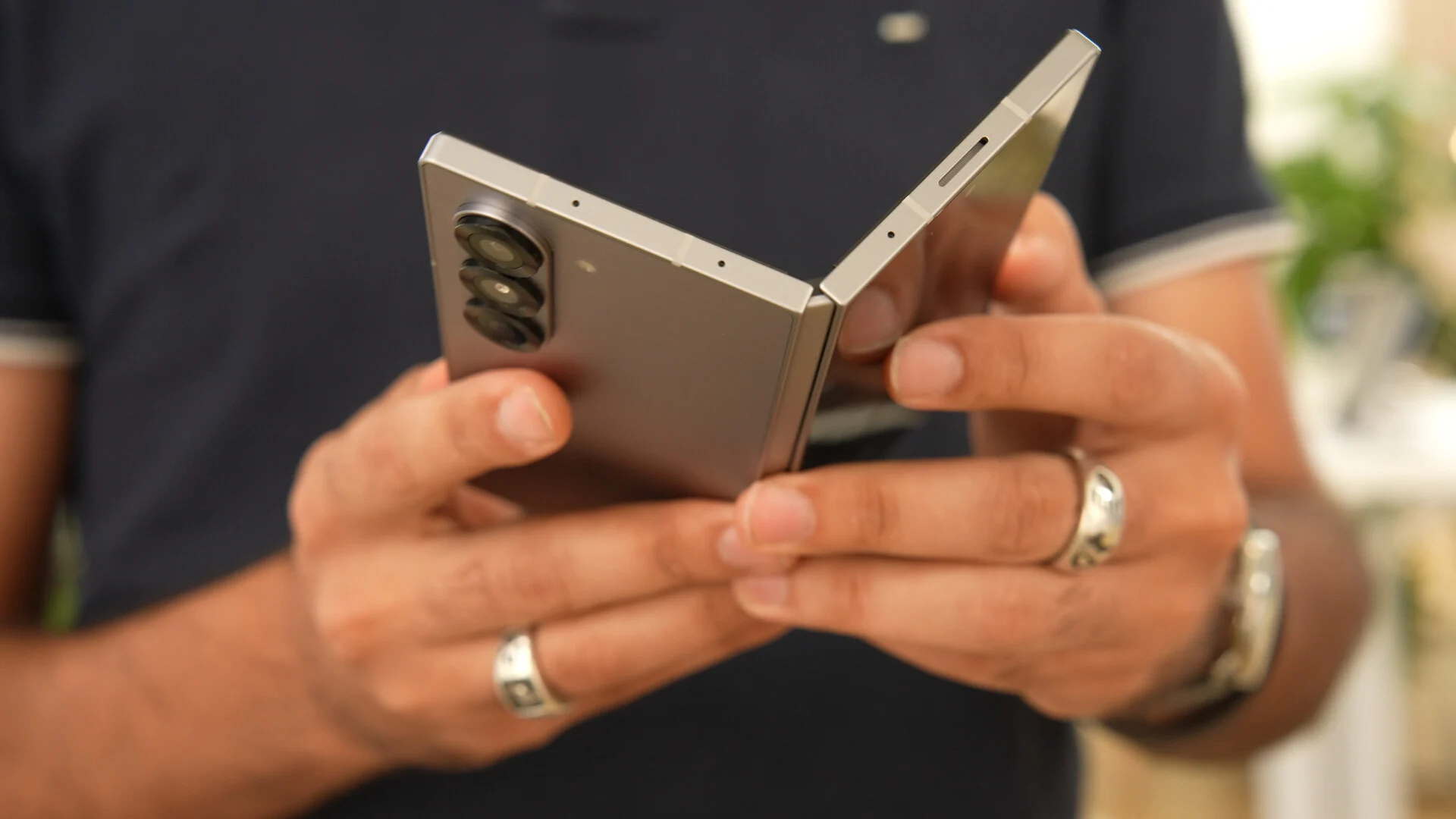 نمای نزدیک از Galaxy Z Fold 7 در دست کاربر با تمرکز بر لولا و دوربین پشتی