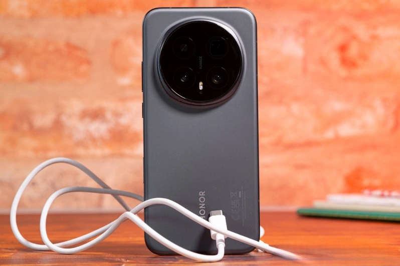 گوشی آنر مجیک ۸ پرو در رنگ مشکی با ماژول دوربین بزرگ در پشت