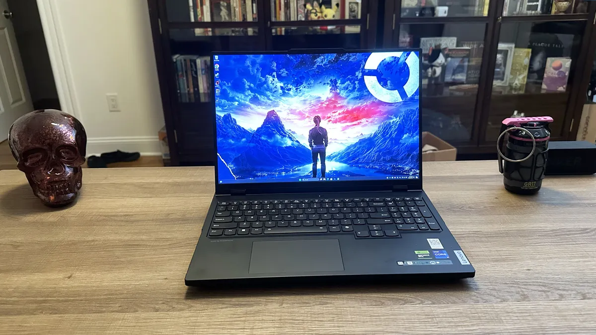 لپ‌تاپ Lenovo Legion Pro 7i Gen 9 روشن با نمایشگر بازی روی میز در اتاق گیمر