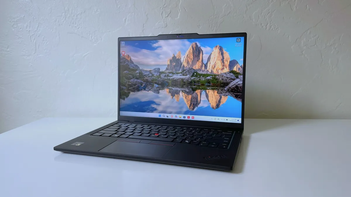 نمای جلویی لپ‌تاپ Lenovo ThinkPad T14s Gen 6 با ویندوز 11 روی میز سفید