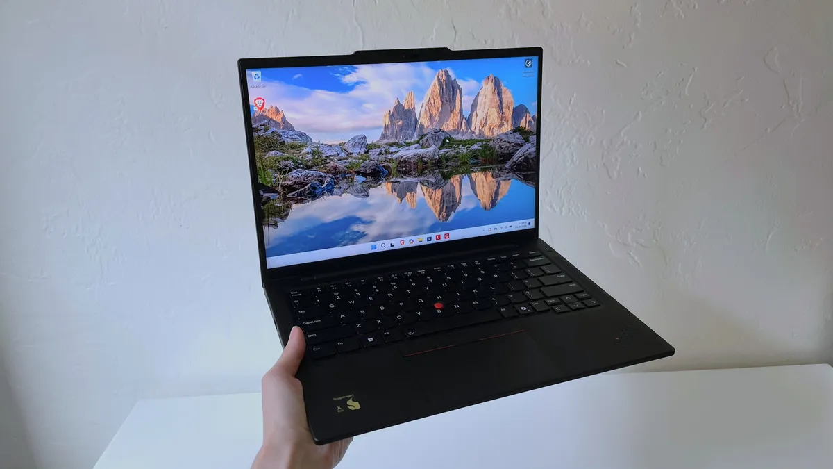 لپ‌تاپ Lenovo ThinkPad T14s Gen 6 در حال حمل با یک دست، مناسب برای کاربران حرفه‌ای
