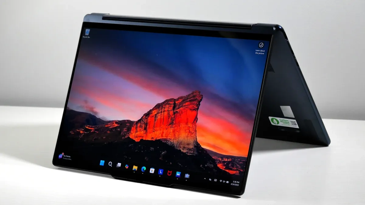 لپ‌تاپ Lenovo Yoga 9i در حالت ایستاده با نمایشگر لمسی روشن و طراحی ۲ در ۱