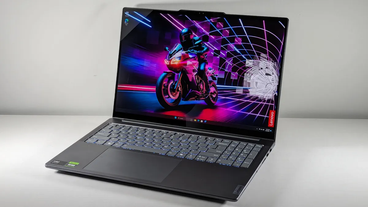 لپ‌تاپ Lenovo Yoga Pro 9i 16 Gen 9 با نمایشگر روشن و تصویر گرافیکی در محیط کاری